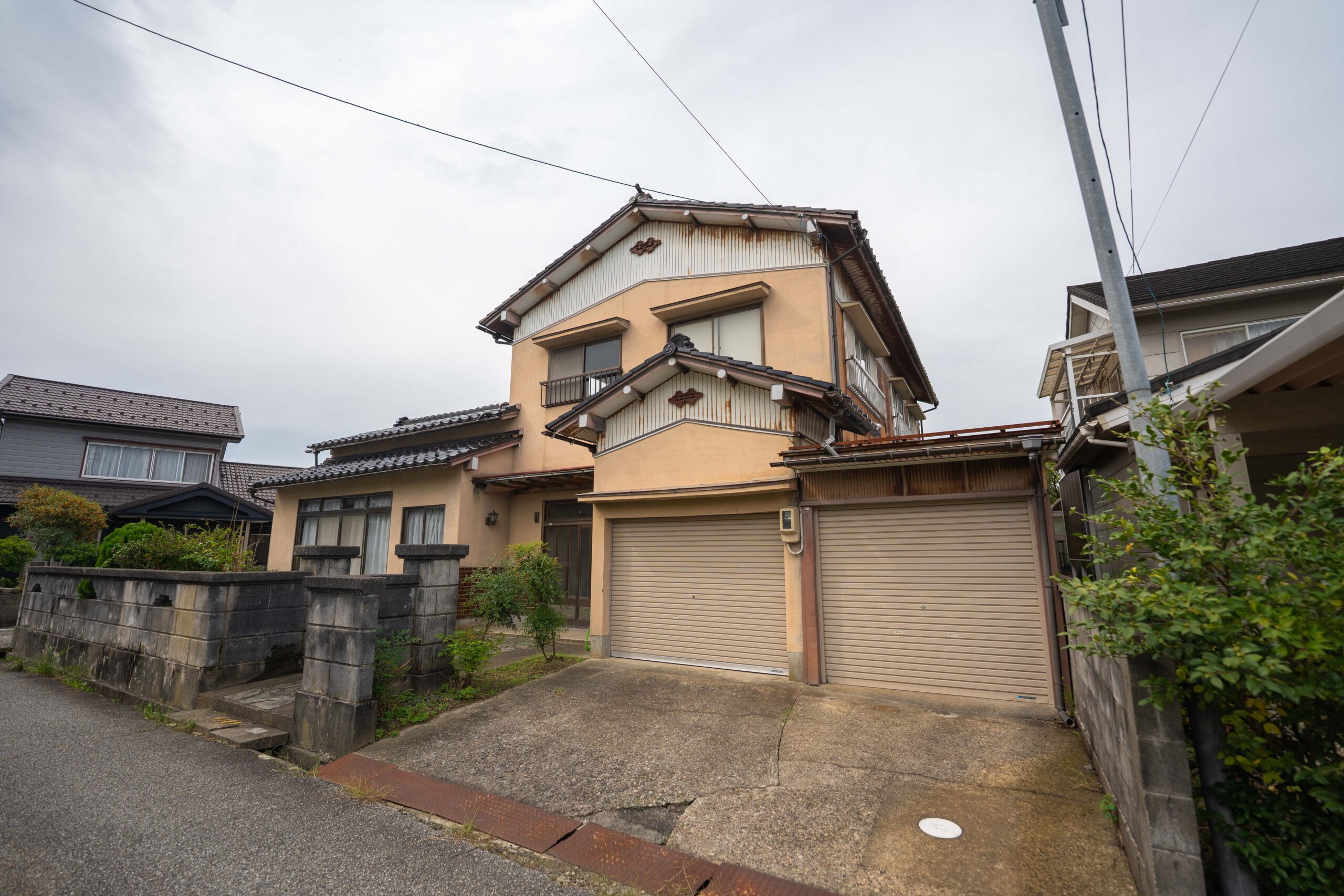 【柳田】閑静な住宅街の車庫付き物件
